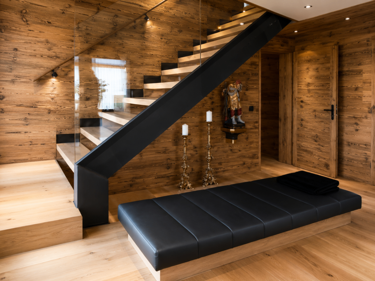 Schwarze Stahltreppe mit Holzstufen und Holzverkleidung