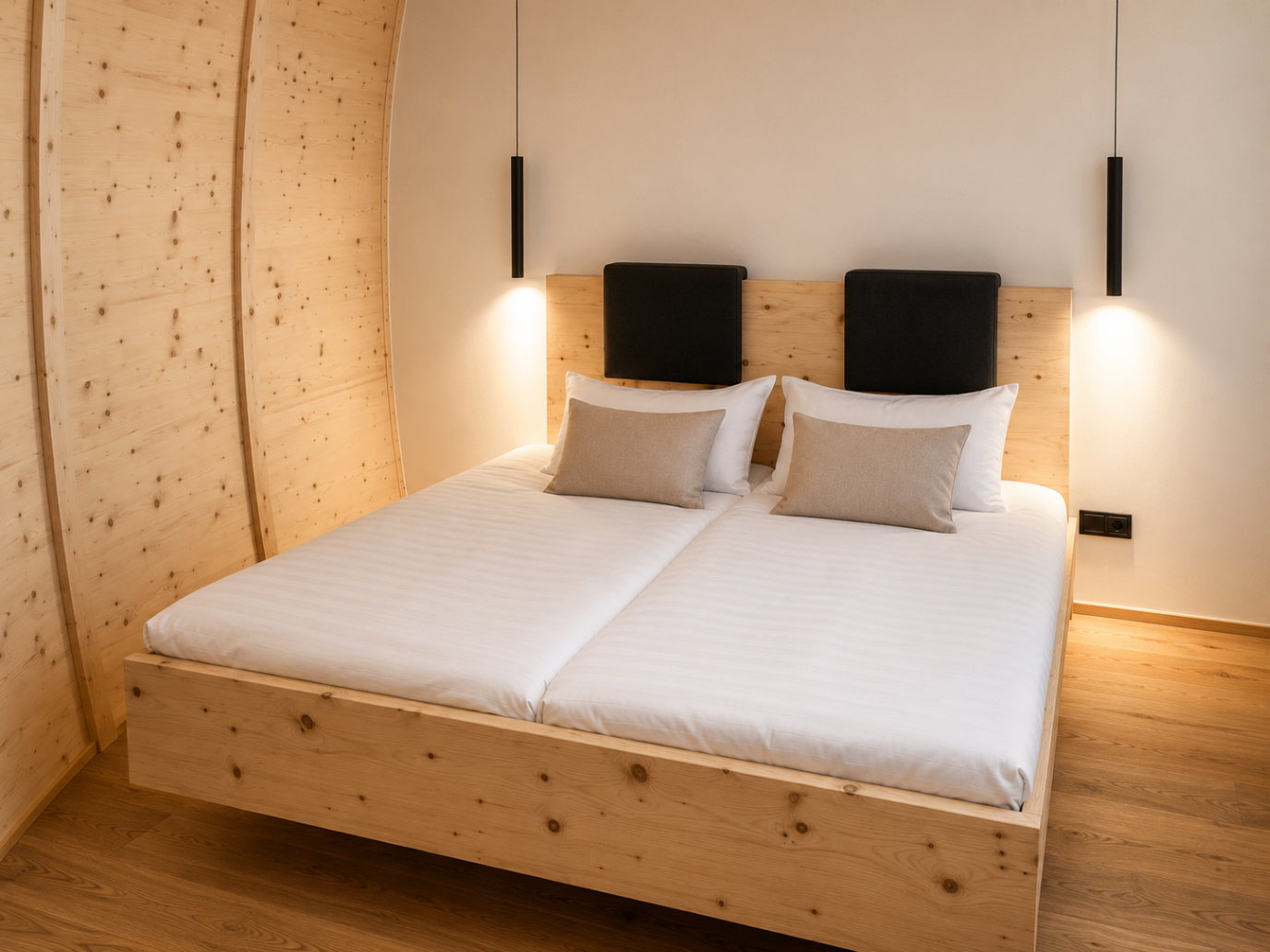 Schlafzimmer mit Bett aus hellem Holz
