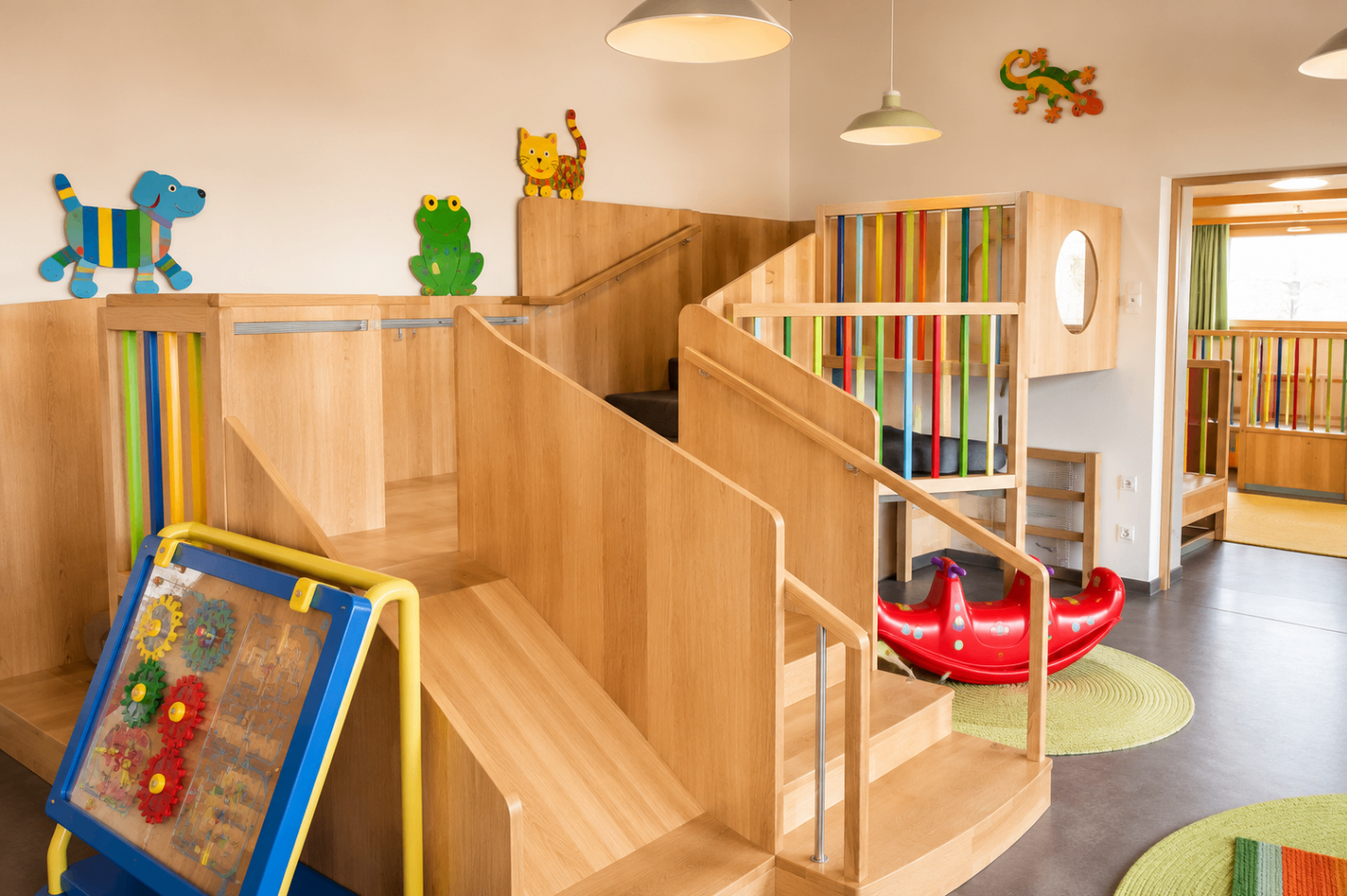 Spielbereich aus Holz für Kinder mit bunten Details